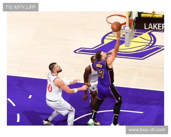 詹姆斯领衔湖人新赛季目标冲击总冠军 詹皇与年轻球员默契提升